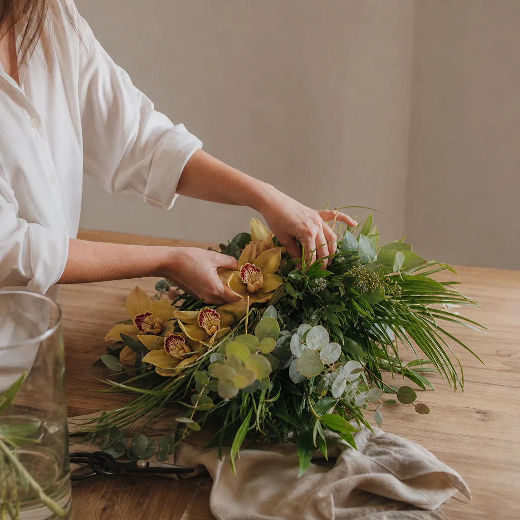 Färsk bukett bunden av en lokal florist, redo att levereras som blombud i Elfenbenskusten